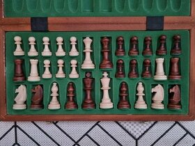 Ručně vyřezávané dřevěné šachy