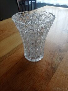 Váza z broušeného skla