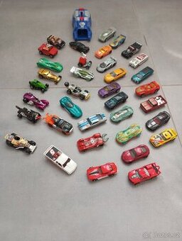 Mix autíček HotWheels + odpalovač aut