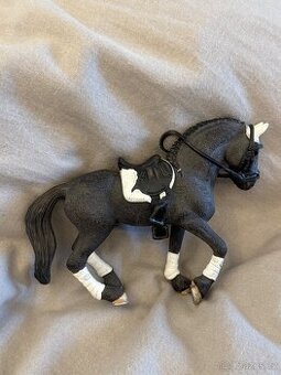 Schleich kůň s postrojem - 1