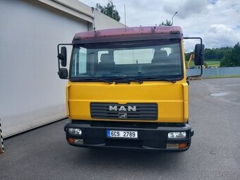 Man nosic kontejneru