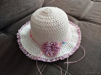 Dívčí klobouk a sluneční brýle