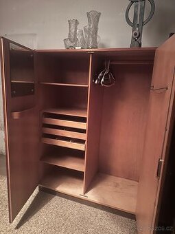 Šatní skříně starožitné