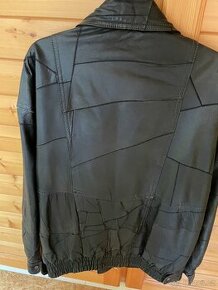 Prodám černou z pravé kůže bundu.