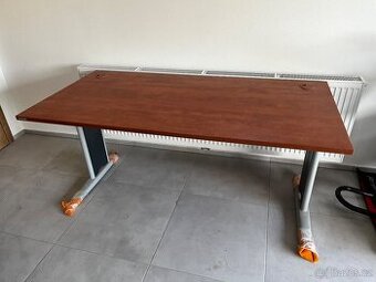 Kancelářský stůl