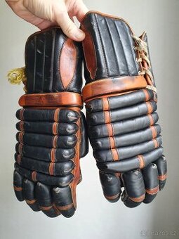 Staré kožené hokejové rukavice