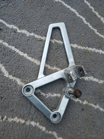 Levý držák stupačky; Honda 600F 1989