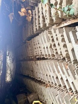 Betonové střešní tašky ZDARMA – za odvoz