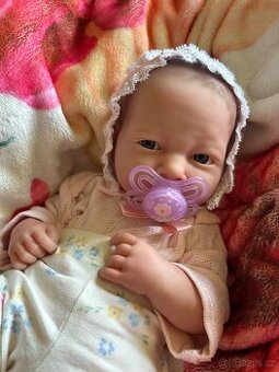 Realistická panenka,podobná reborn.