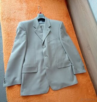 Pánský oblek s vestou.