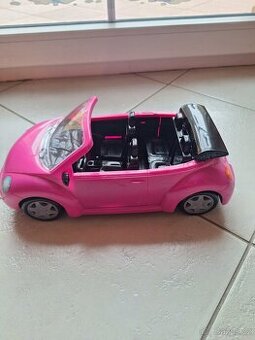 Plastové auto pri panenky