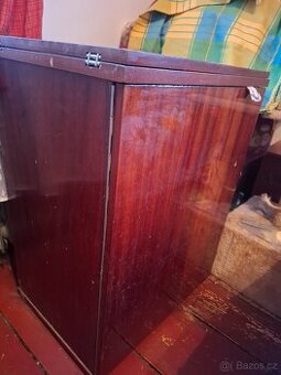 Starý skříňový šicí stroj