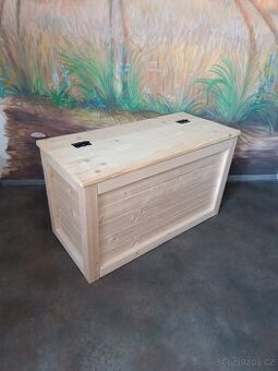 Dřevěná truhla s úložným prostorem