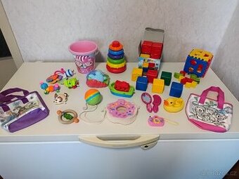 Hračky - některé i nové. I jednotlivě. Skládačka, formičky