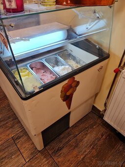 Vitrína na kopečkovou zmrzlinu