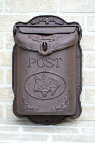 Litinová poštovní schránka s motivem koní