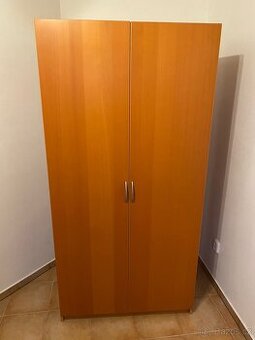 Velká šatní skříň Ikea s policemi a šuplíky