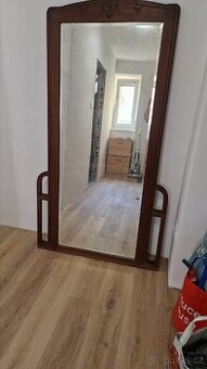 Zrcadlo řezbované s fazetkou