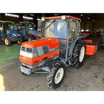 Malotraktor Kubota s kabinou