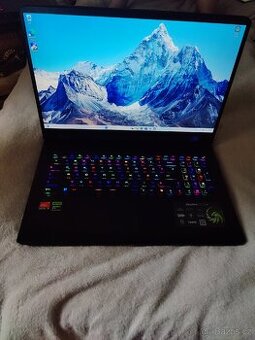 Herní notebook 17 palcevy měsíc starý