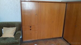 Skříně a knihovna za odvoz
