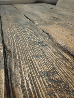 Jídelní dřevěný stůl