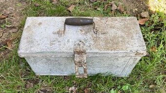 Stará vojenská plechová bedna