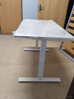 Výškově nastavitelný stůl
