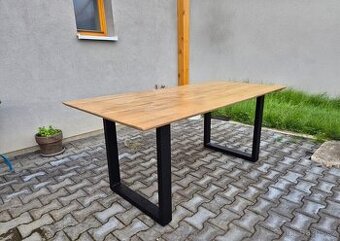 Rozkládací jídelní stůl z masivu - dub