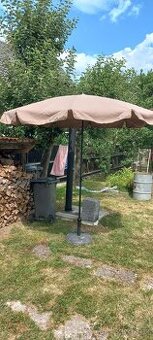 Zahradní slunečník s podstavcem