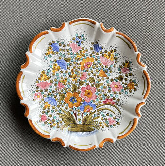 Ručně malovaný závěsný talíř 25 cm, fajáns Francie