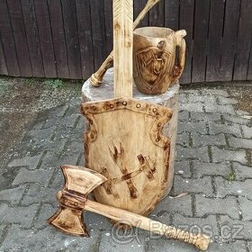 meč,štít,cepín,sekera a korbel motorovou pilou
