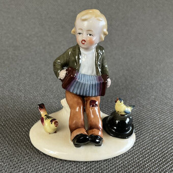 Soška Chlapeček s harmonikou 8.5 cm, Fasold&Stauch