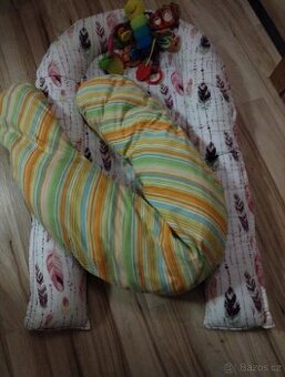 Set hnízdo na spaní pro dítě + kojící polštář+Lamaze hračka