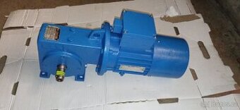 Elektromotor s převodovkou a brzdou.