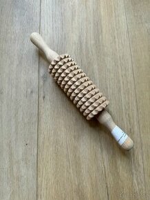 Dřevěný váleček na maso zubatý