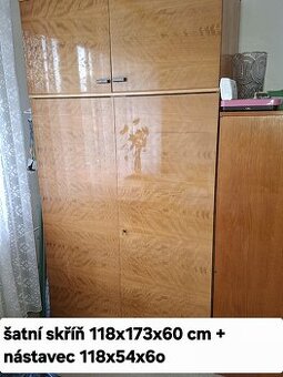 VINTAGE šatní skříň LEŠTĚNÝ OŘECH TOP STAV