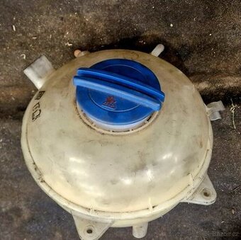 nádobka na vodu VW T5