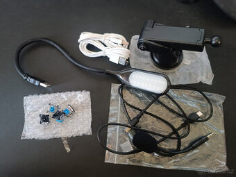 Technická výbava – lampička, mikrofon, USB kabely...