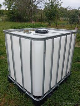 Prodám plastovú nádrž 1000L - 1