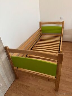 Dětská postel z masivu