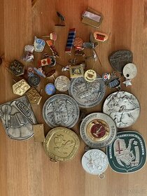 Mix odznaků a medailí