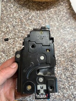 Zámek řidičových dveří Škoda Octavia 2