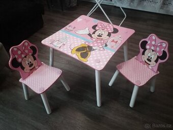 Stolek + 2 židle, postýlka pro panenky - 1