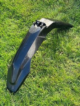 Přední blatník Husqvarna FE (2017–2023) – nový, černý