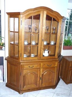 rustikální dvoudveřová vitrína se šuplíky