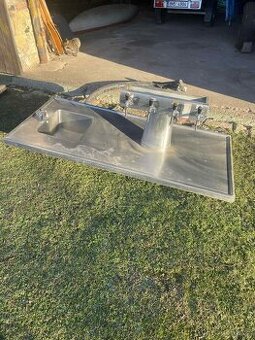 Nerezový výčepní stůl s dřezem a 4-kohoutovou pípou (most)