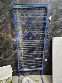 Kovový stojan / regál s mříží – bytelný