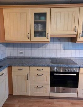 Venkovská krémová kuchyně se spotřebiči,6023