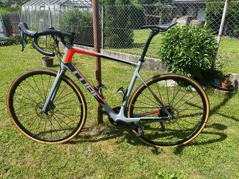 Karbonové kolo Cube attain